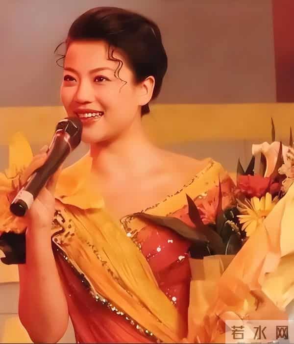 57岁的歌唱家张也,用亲身经历证明了:不结婚一样可以过得很好