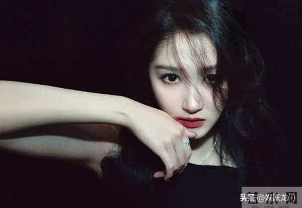 分手传闻成磨刀石!关晓彤官宣年度大奖,事业逆袭获得全网祝福!