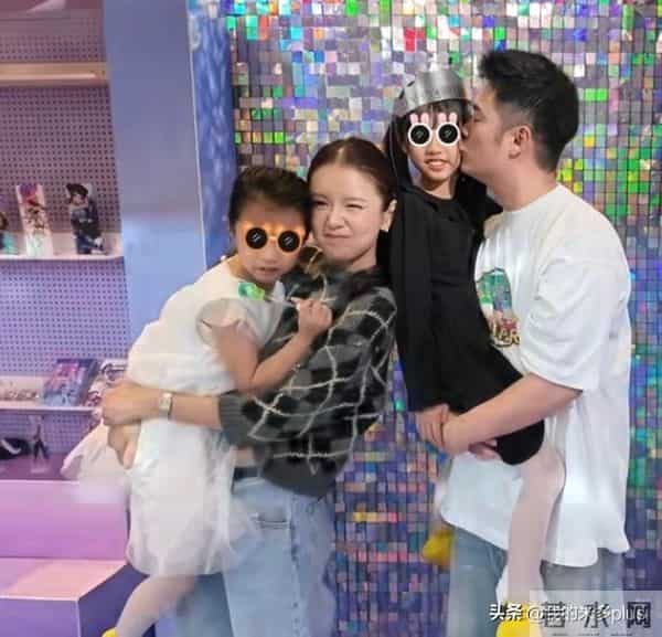 陈赫女儿9岁生日，张子萱出场撒糖，婆婆一脸慈爱，五口人超幸福