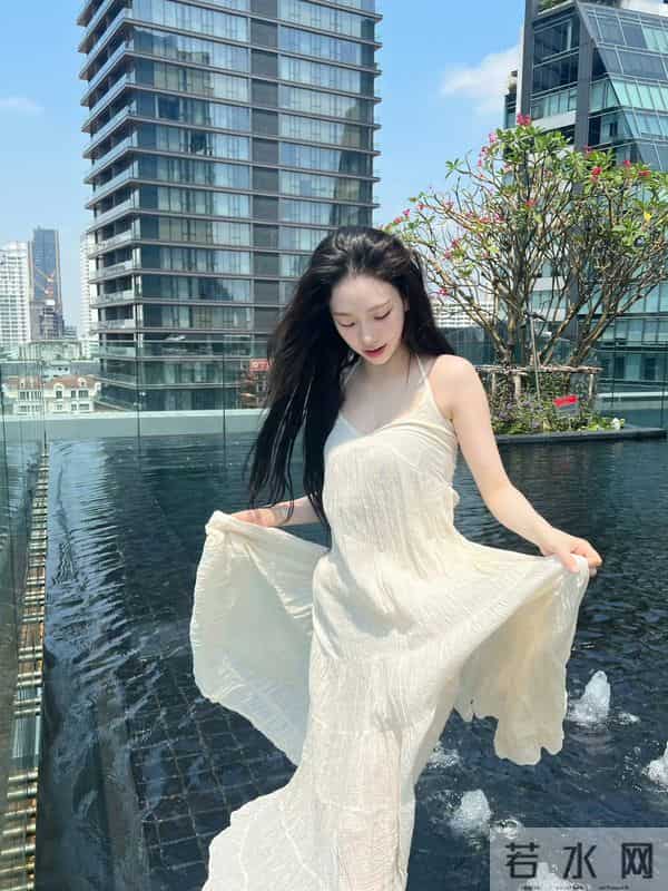 柳智敏，吊带裙光脚丫唯美写真