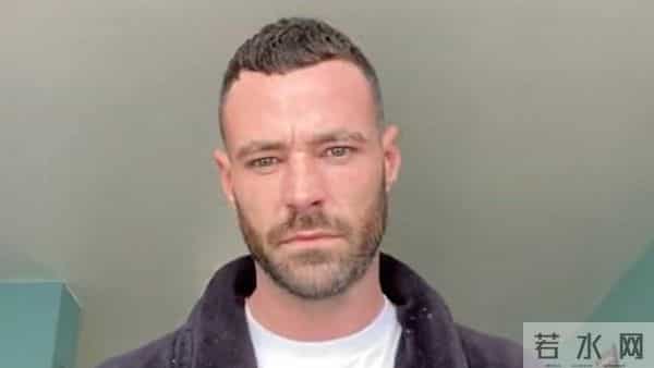 英国男星肖恩·沃德交不起房租,在朋友家睡床垫!