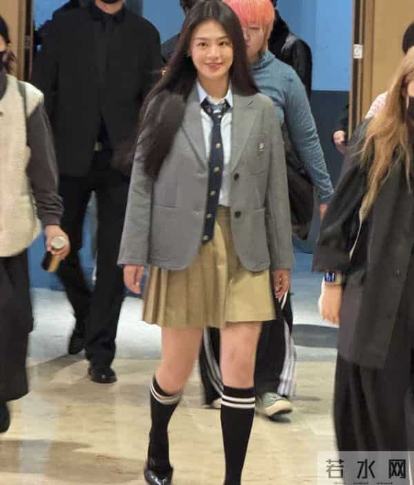 马思纯现身德基出席活动，穿学院风套装状态超好，就是鞋子太丑了