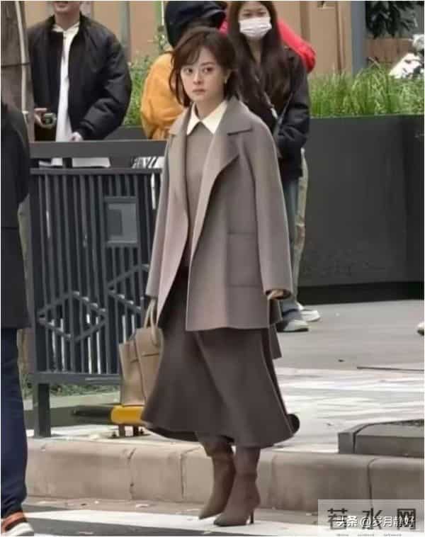 孙俪无锡拍戏被偶遇,身穿毛呢大衣新发型好洋气,本人又瘦又美!