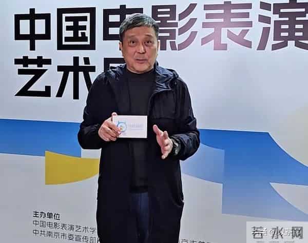 他曾是北影厂第一美男，退居幕后20年担任制片人，如今老的不敢认