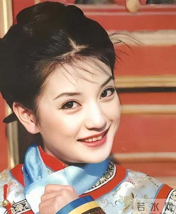 封杀四年,49岁赵薇近况再曝,参加好友婚礼,脸垮皮衰无星气