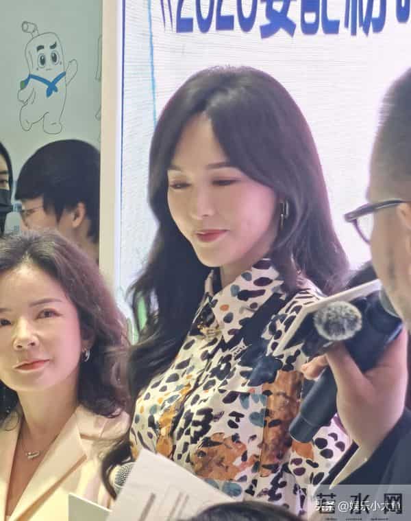 唐嫣今日上海进博会出席活动,穿浅蓝色印花桑蚕丝连衣裙好漂亮