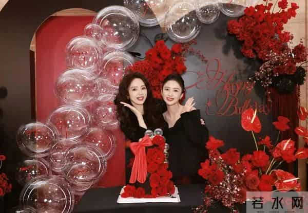 董璇46岁生日照难掩孕味，捧蛋糕肚子看着像四个月，小酒窝好漂亮