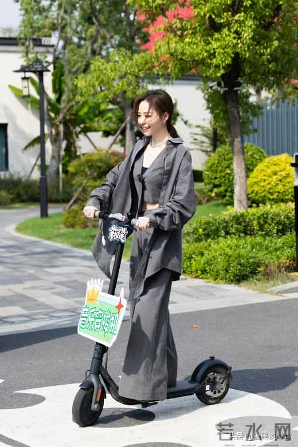 哇噻,灰色搭配已经火成这样了吗,41岁张靓颖一身灰搭配,好妩媚