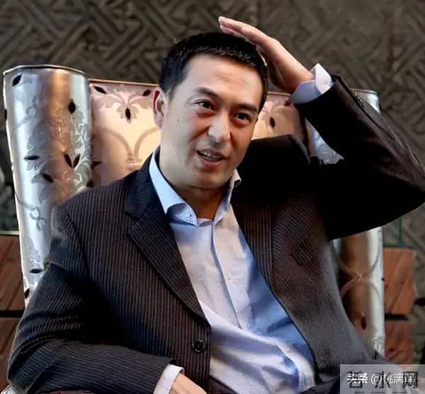 张嘉译娶妻生女很幸福，他的前妻杜珺，如今过得怎样？