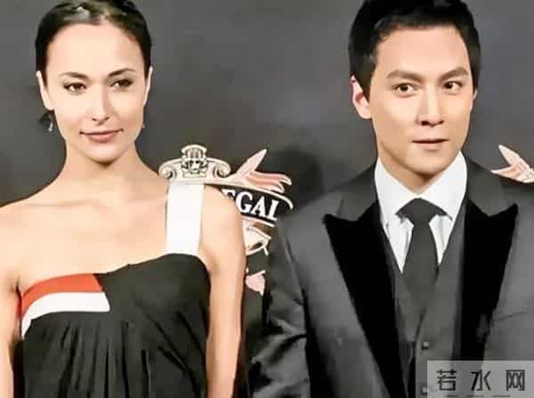 自曝近10年没夫妻生活，吴彦祖晒妻子素颜照片，真是“丑”的可怕