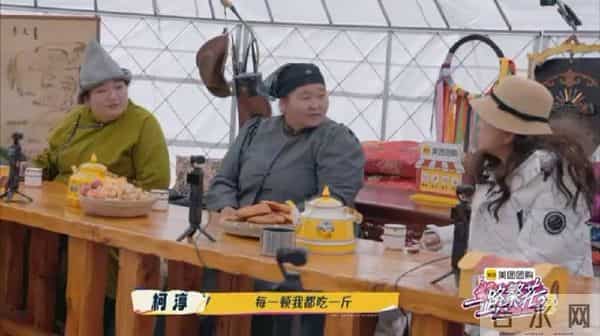 刘晓庆一天吃一斤肉，同龄人夸她年轻，摘下假发真容曝光