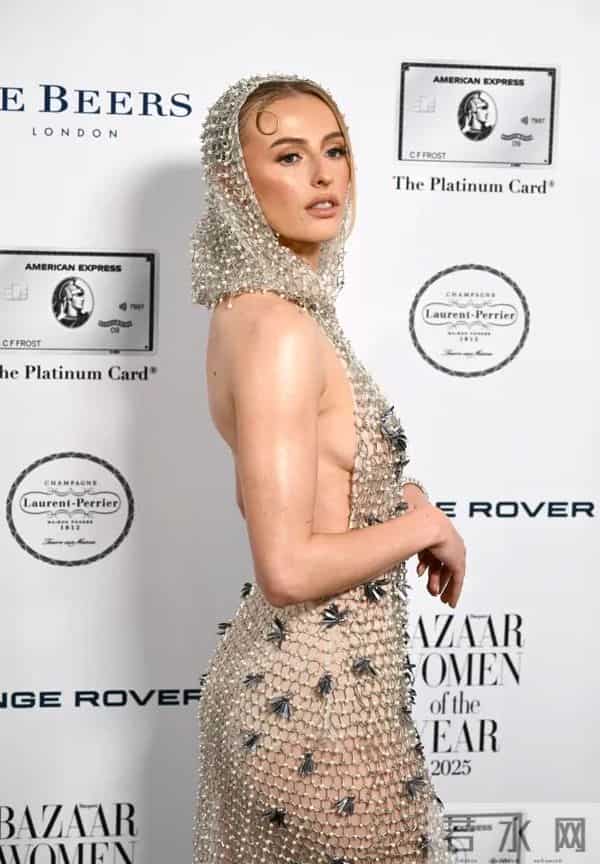 女神!太阳报:凯莉惊艳亮相时尚芭莎年度女性颁奖典礼