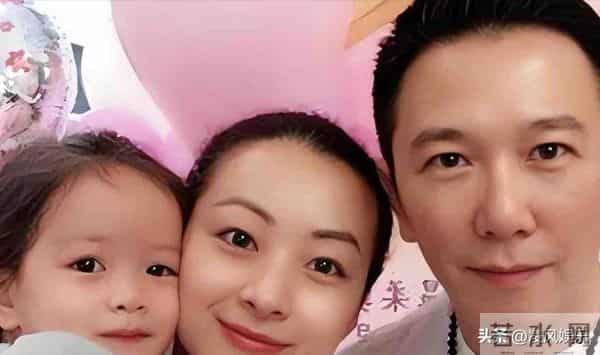 香港演员温兆伦的现状:61岁定居北京,依然帅气,10岁女儿很漂亮