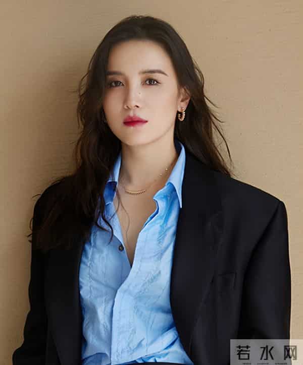 人民日报“点名”刚1个月，宋佳因一个举动，再令所有人刮目相看