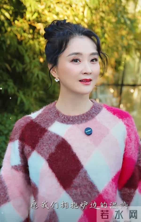 王艳立冬美出圈，彩色菱格毛衣搭丸子头，气质优雅美得好高级