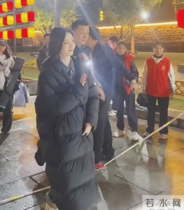 37岁景甜在安徽被偶遇，她穿着棉衣，脸胖了一些，皮肤白白的好美