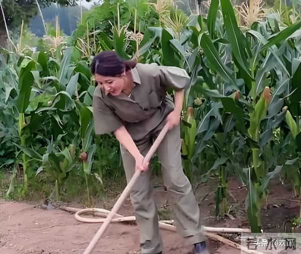 靠美貌征服无数男人,却出道至今零绯闻,49岁回老家种地素颜出镜