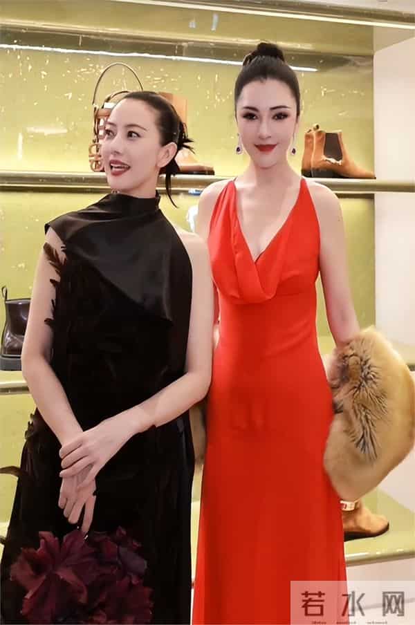 46岁高圆圆活动生图:脸上褶子多含胸驼背,她身边整容脸网红惊艳