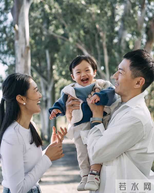 香港明星夫妻宣布再次当父母，儿子长得很可爱，恭喜这对夫妻