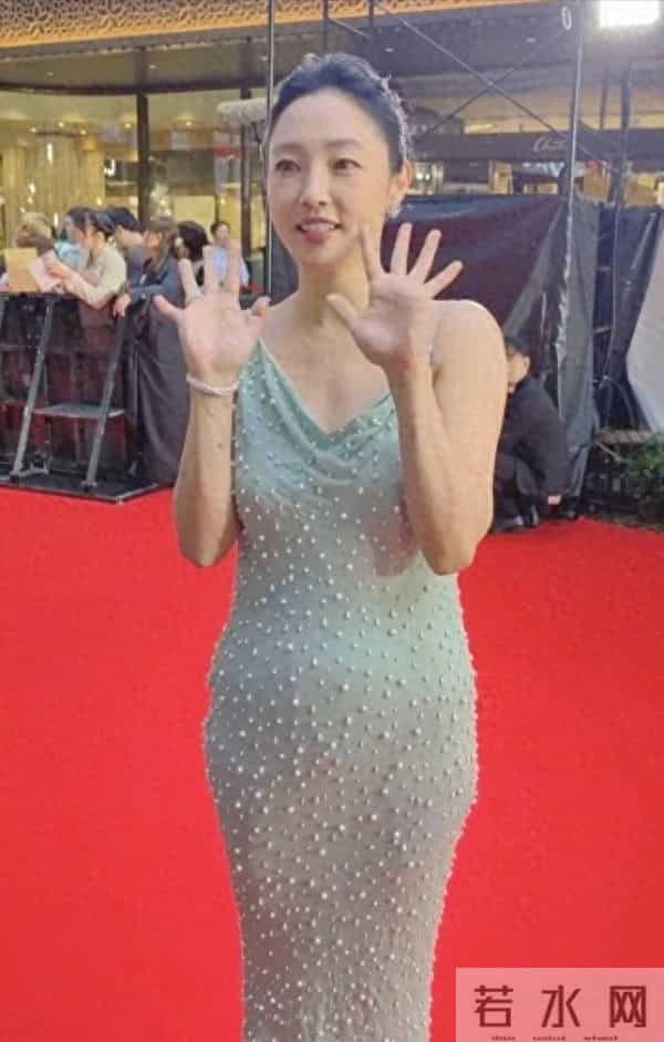 41岁白百何现身东京，她的下跨变得好大啊，脸也胖了，变化真大