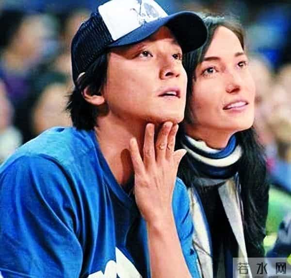 吴彦祖晒47岁老婆素颜合照，惊呆网友！男方曾称近10年没夫妻同房