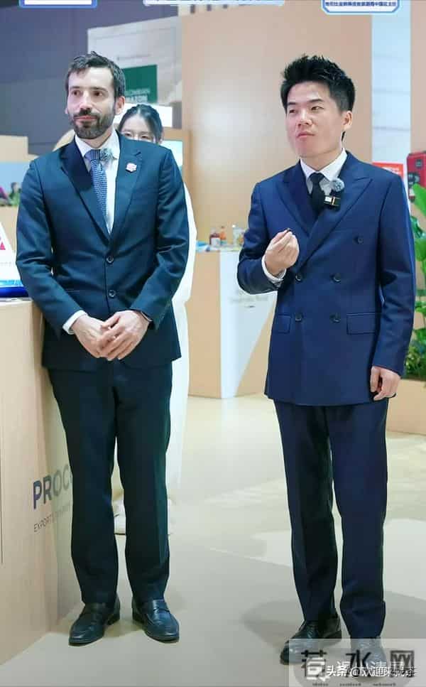 丈母娘瞬间泪崩，董宇辉逛供销馆说有过开椰子的经验，