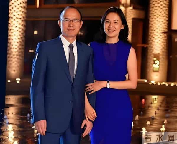 她是金牌美女主持，嫁上海首富生3个孩子，54岁看着像34岁好年轻