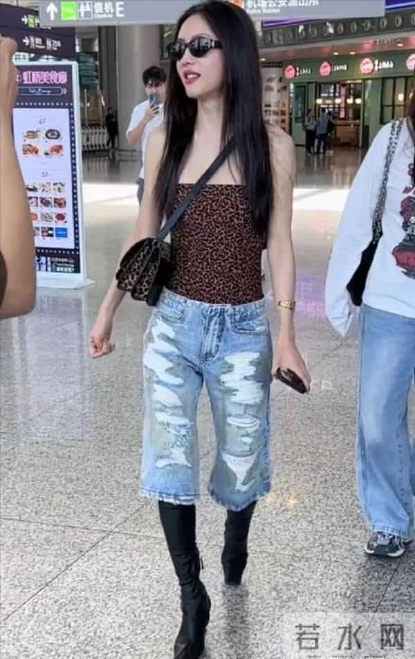 蔡文静穿的这是啥？感觉助理都不想和蔡文静并排走，估计怕丢人