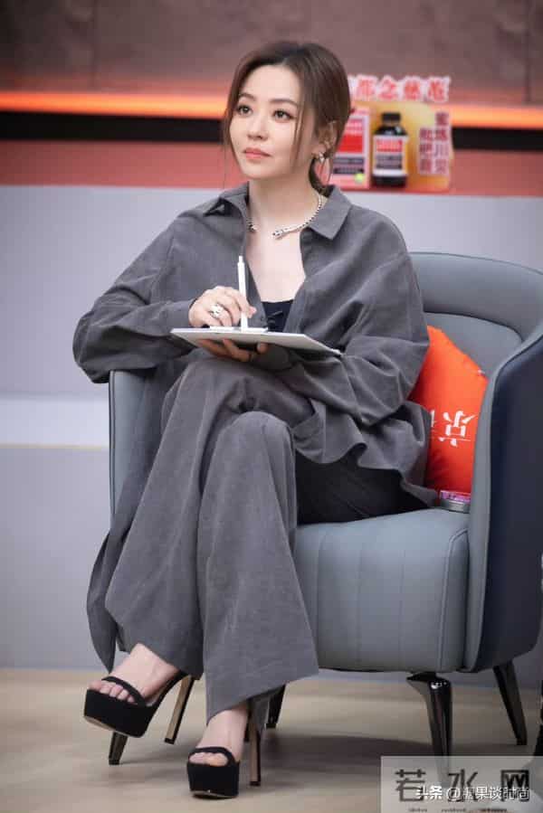 哇噻,灰色搭配已经火成这样了吗,41岁张靓颖一身灰搭配,好妩媚