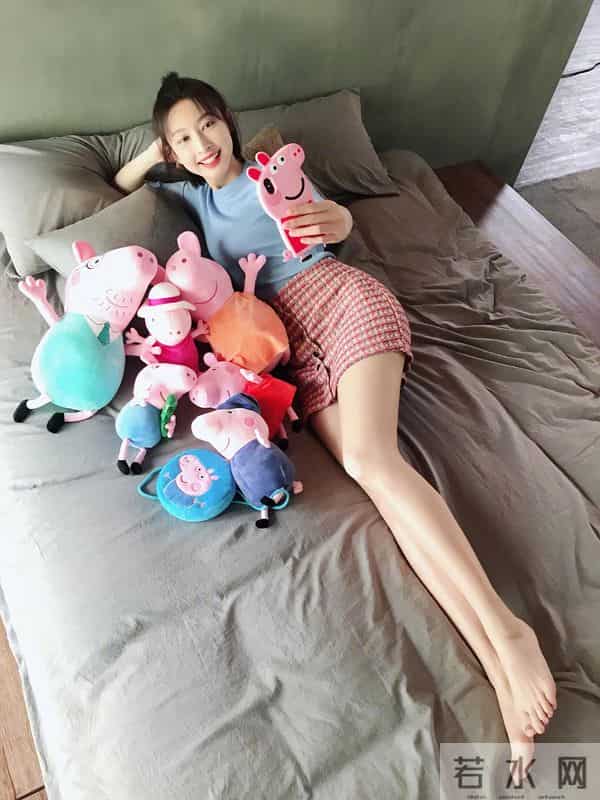 张俪光脚丫妆造精选