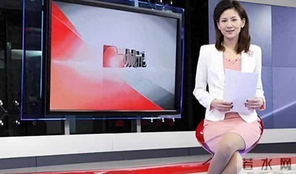 她是金牌美女主持，嫁上海首富生3个孩子，54岁看着像34岁好年轻
