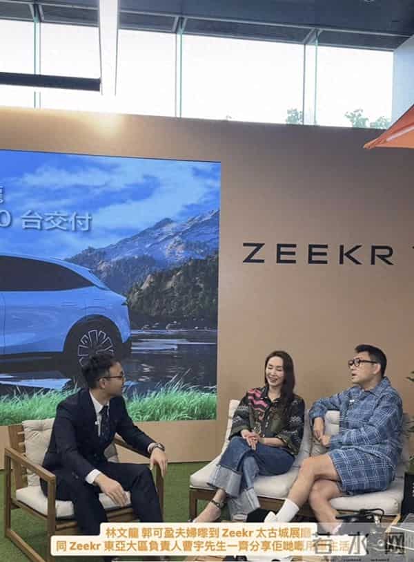 55岁郭可盈提新车,穿阔腿牛仔裤、与丈夫合体亮相,状态很好