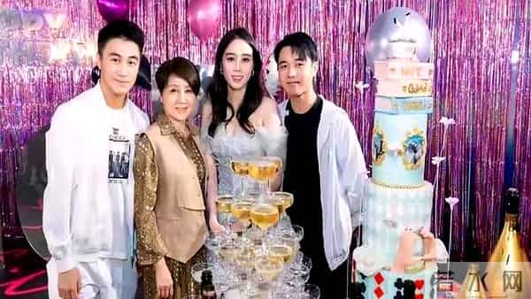 奚梦瑶带一双儿女参加小姑子生日派对,四太抱孙子满脸幸福笑容