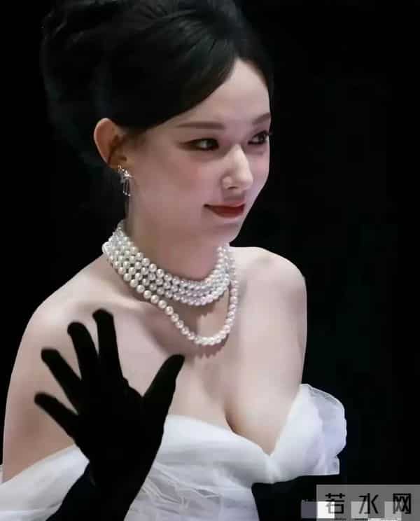 终于明白程潇为什么会被称为“奶潇”了，这身材谁顶得住啊？