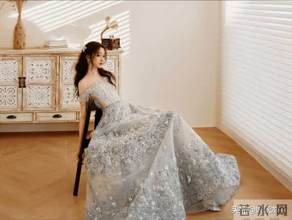 分手传闻成磨刀石!关晓彤官宣年度大奖,事业逆袭获得全网祝福!