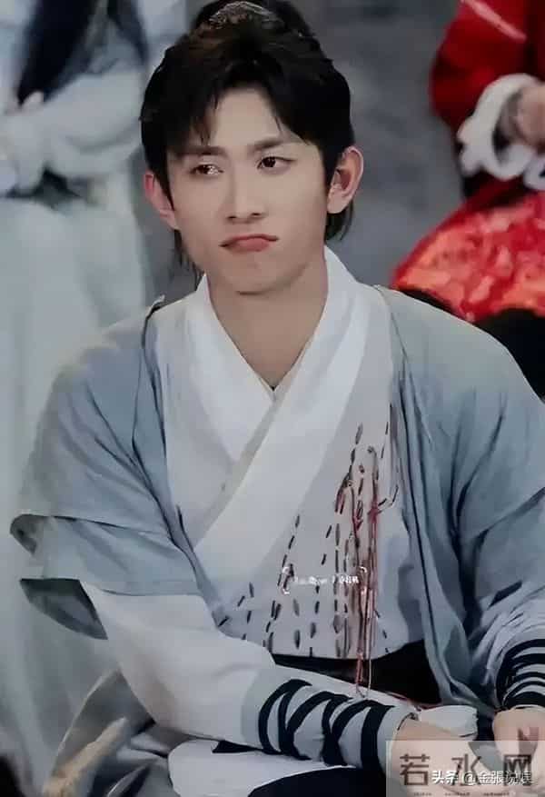 被"发腮"的张一山惊艳,33岁终于长开,网友:杨紫得避嫌了