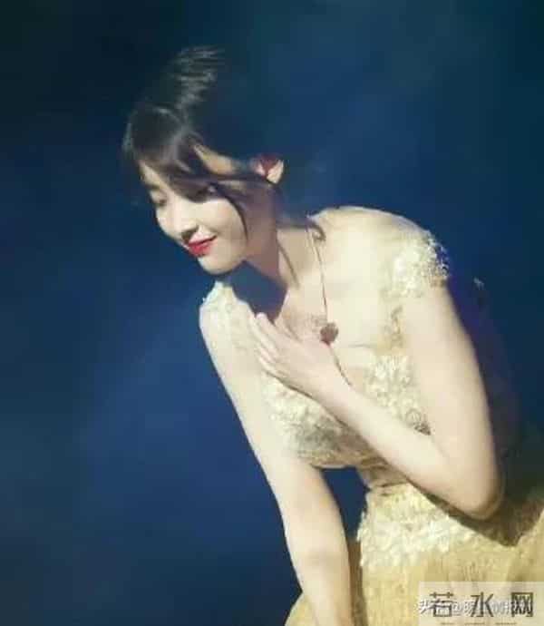 李知恩自从踏进演艺圈后身材突飞猛进,财阀们应该没发现吧!