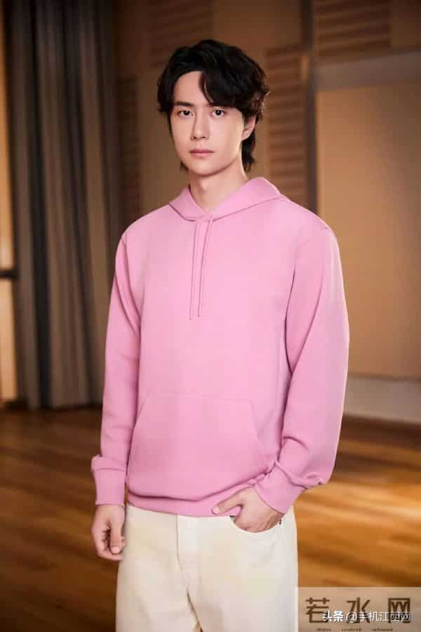 杜华疑似回应王一博解约:“荒谬”,此前乐华娱乐股价大跌,王一博和乐华合约明年10月到期