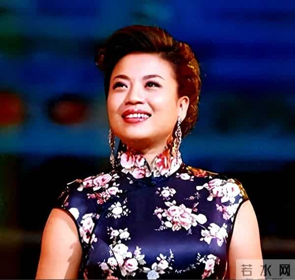 57岁的歌唱家张也，用亲身经历证明了：不结婚一样可以过得很好