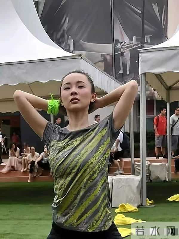 霍思燕这件衣服太宽松了吧,练个瑜伽都快走光了,是故意的吧