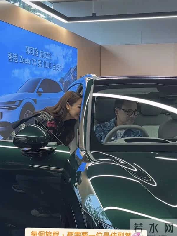 55岁郭可盈提新车,穿阔腿牛仔裤、与丈夫合体亮相,状态很好