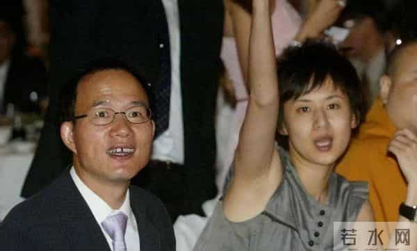 她是金牌美女主持，嫁上海首富生3个孩子，54岁看着像34岁好年轻