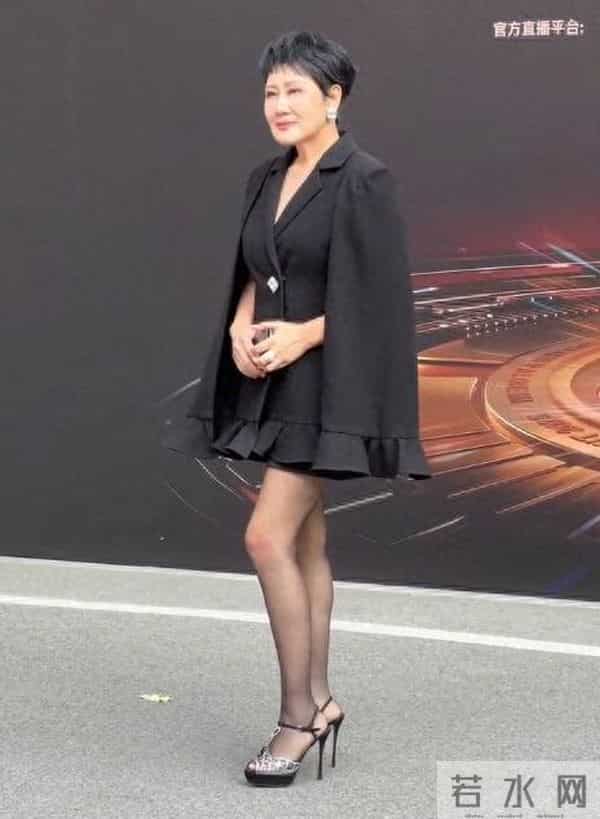 张凯丽回应“自己穿黑丝叫我们买足力健”：年龄阻挡不了追求美的脚步，63岁正是闯的年纪，代言五年前早已结束