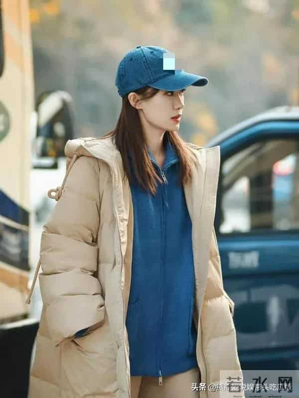 张小斐真是穿搭高手!羽绒服+针织衫+休闲裤,时髦减龄又高级!