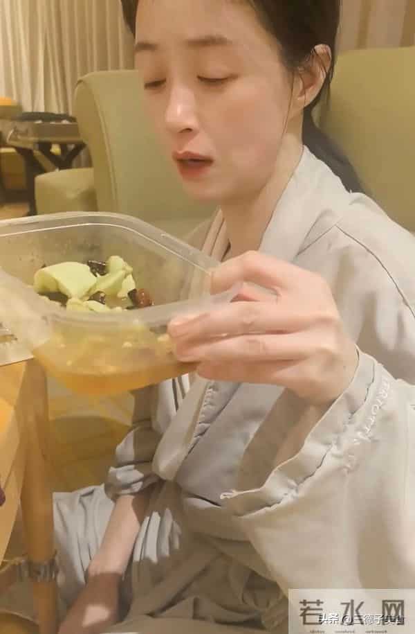 演员蒋欣吃素哭得双眼发红：不想在红毯上被人觉得丑觉得胖