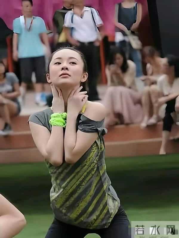 霍思燕这件衣服太宽松了吧,练个瑜伽都快走光了,是故意的吧