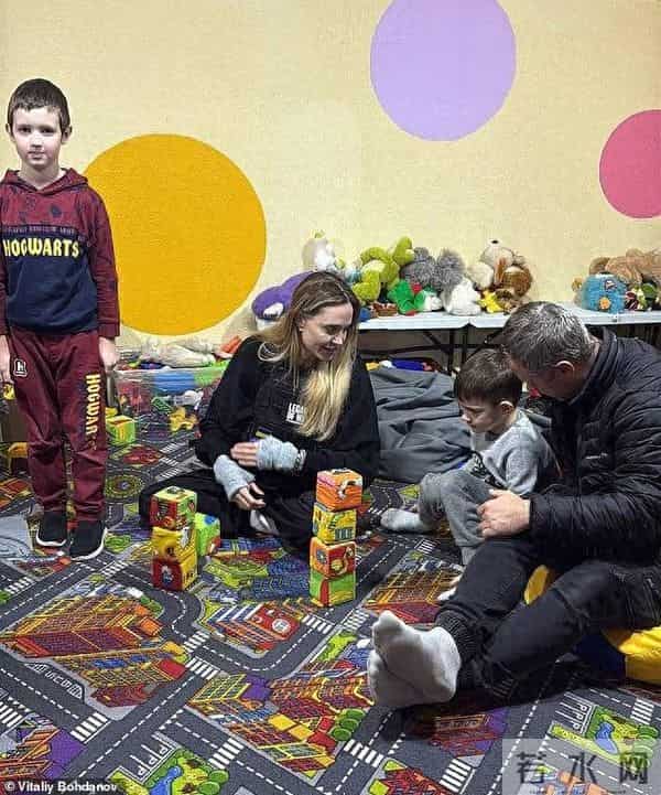 安吉丽娜·朱莉重返前线：她穿着防弹衣，不拍电影而是救人