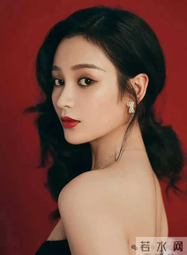 女演员街头抽烟并乱扔烟头,本人道歉