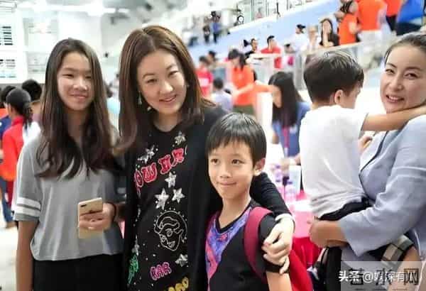 恩爱23年,73岁梁锦松逐渐变老,47岁伏明霞貌美如花