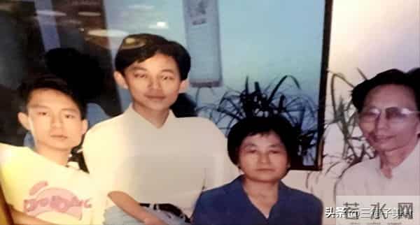 主持人何炅澄清衰老焦虑：我眼神好得很！